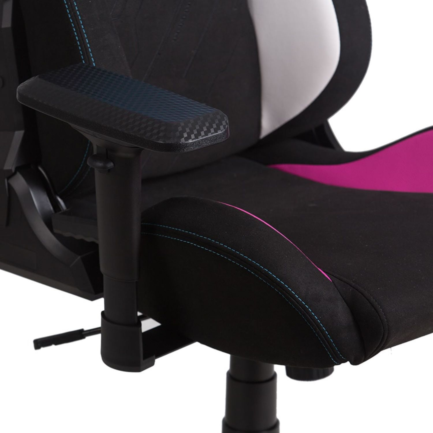 Nahaufnahme eines schwarz-rosa Gaming-Stuhls mit blauen Nähten.