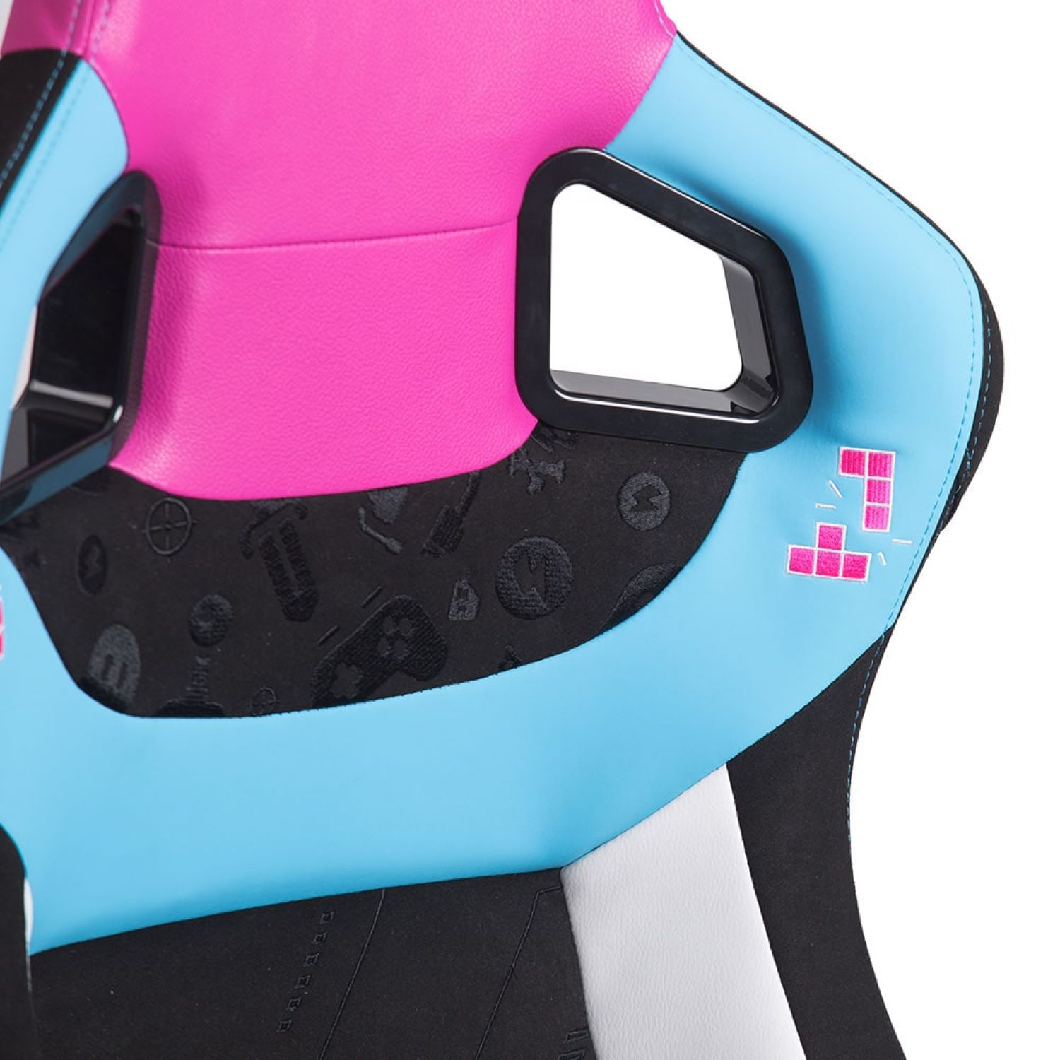 Nahaufnahme des Gaming-Stuhls. Pinker und blauer Sitz mit schwarzen Armlehnen.