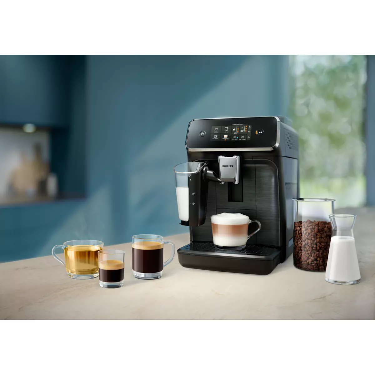 Kaffeemaschine mit Kaffeetassen, Milch und Kaffeebohnen.