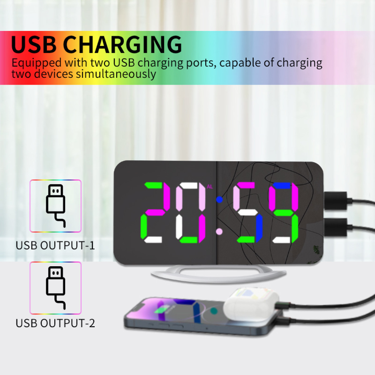 Een zwarte digitale klok met een kleurrijk display, die een telefoon en oordopjes oplaadt via USB-poorten, tegen een raam.
