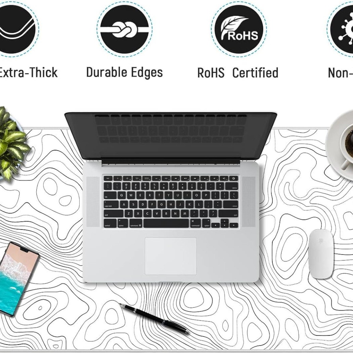 Laptop leży na białej podkładce pod mysz z mapą topograficzną. Telefon, długopis i filiżanka kawy znajdują się na biurku.