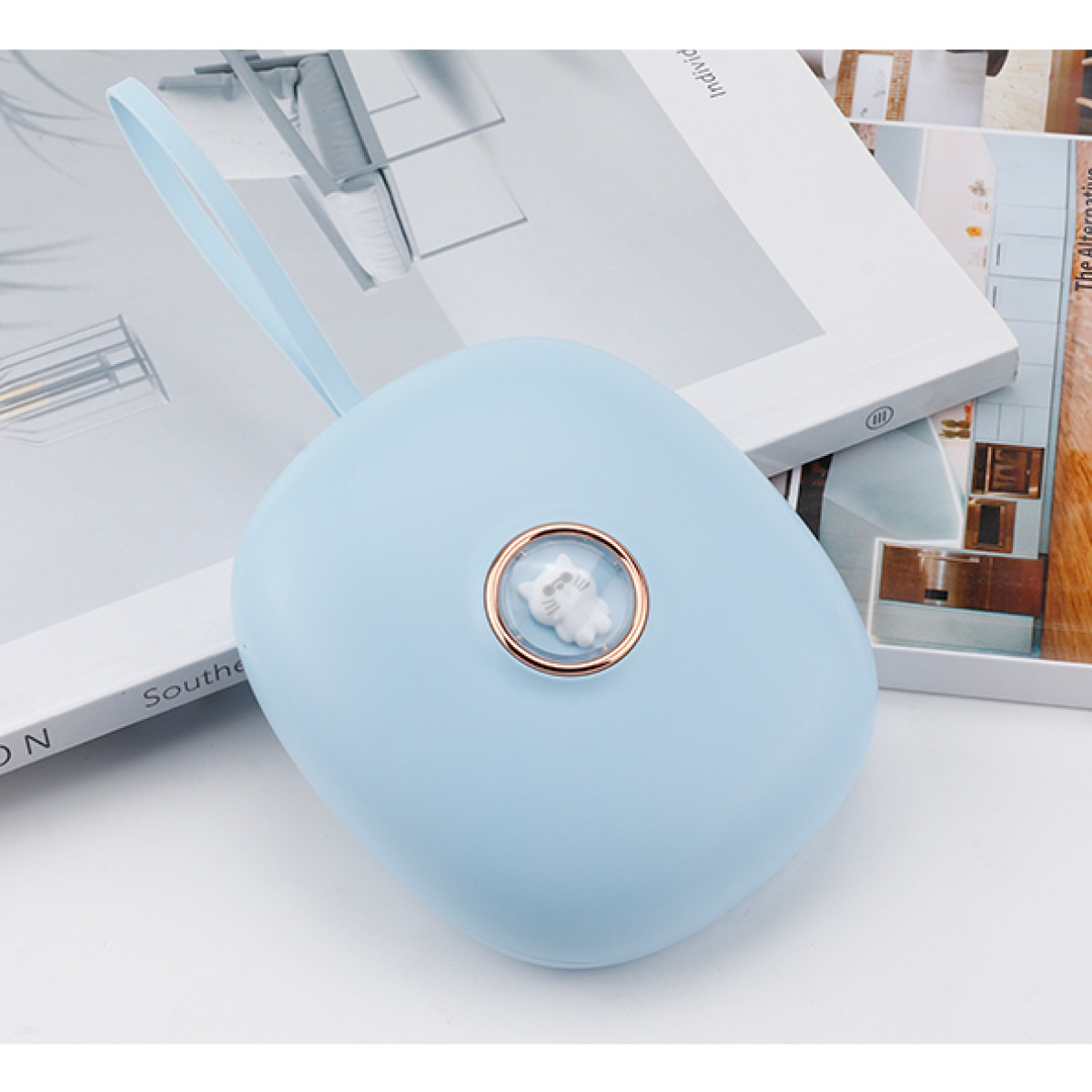 Jasnoniebieskie, owalne urządzenie z motywem kota.