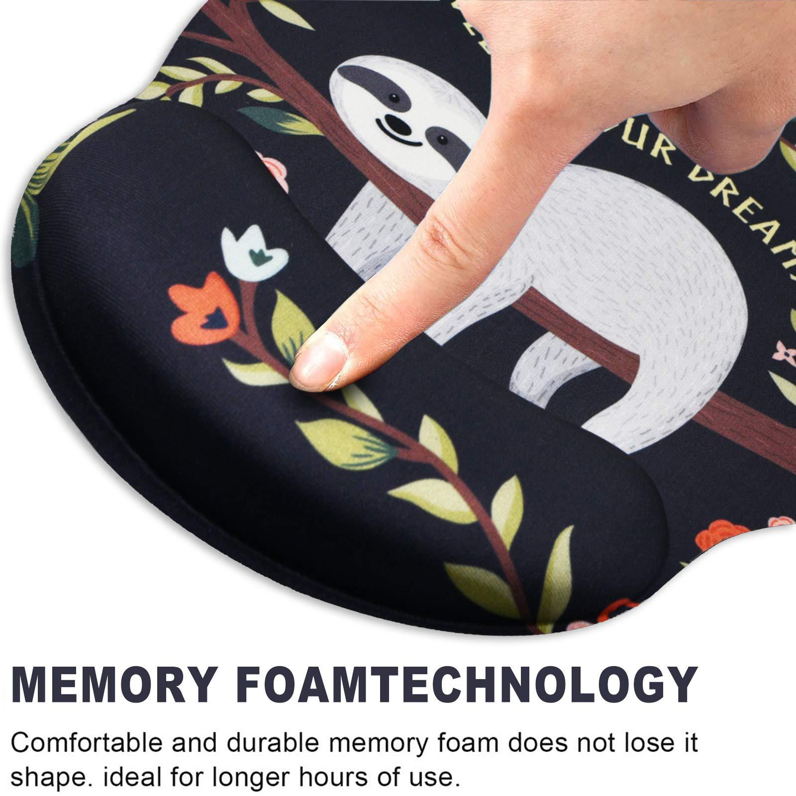 Une main repose sur un tapis de souris noir avec un motif de paresseux. Le tapis a un repose-poignet.