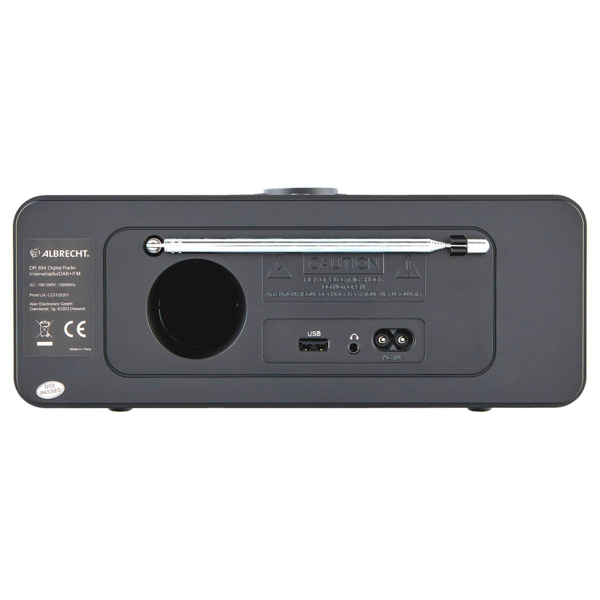 L'arrière d'une radio numérique noire avec un port USB, une antenne et une entrée d'alimentation. La radio est sur fond blanc.