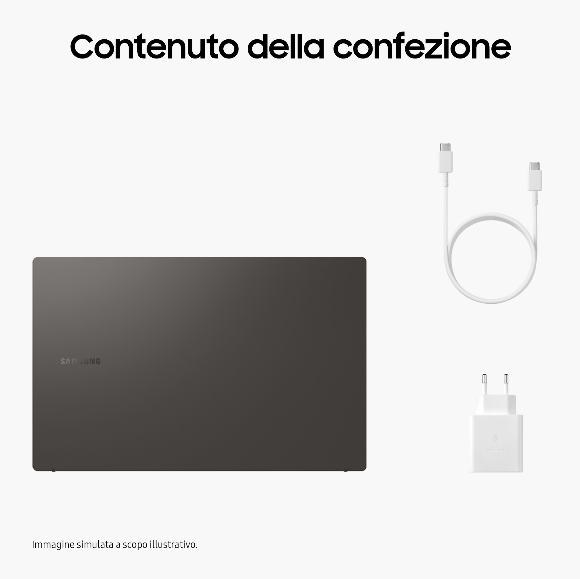 Laptop, cavo USB-C bianco e caricatore bianco su sfondo bianco.