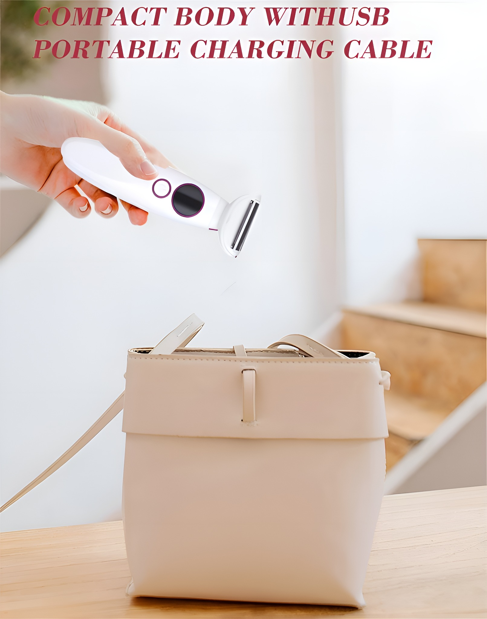 Ein weißer Elektrorasierer wird in eine hellbraune Handtasche gelegt. Das Produkt ist weiß und hat lilafarbene Akzente.