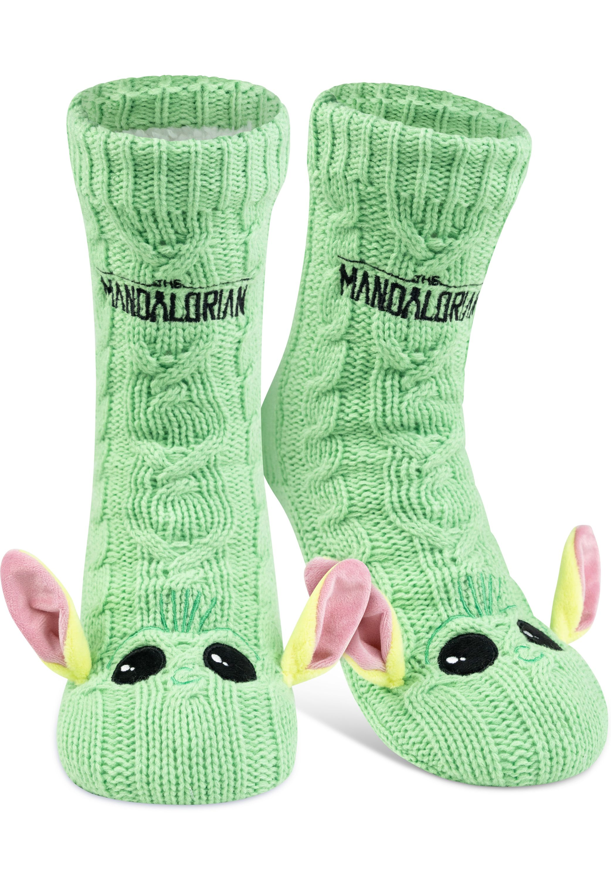 Ein Paar hellgrüne Socken mit einem Grogu-Gesicht auf der Vorderseite und 'THE MANDALORIAN' oben.