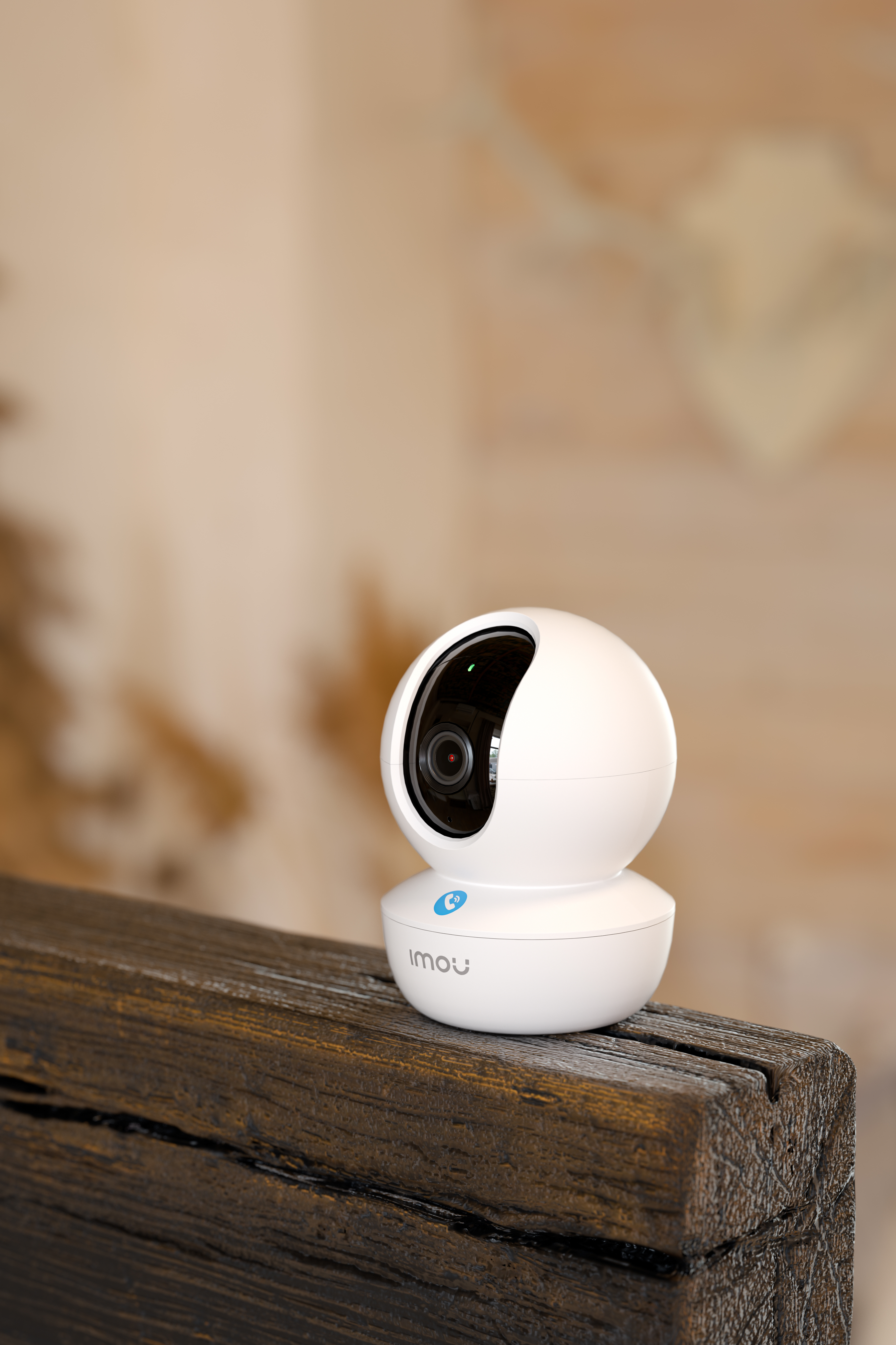 Biała kamera bezpieczeństwa na drewnianej powierzchni, z rozmytym tłem.