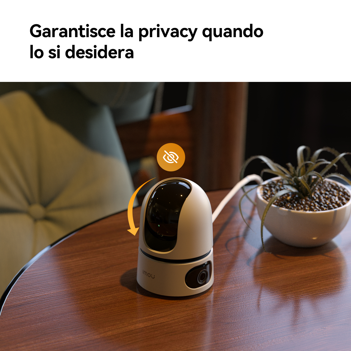 Biała kamera bezpieczeństwa na drewnianym stole, z nakładką symbolu prywatności.