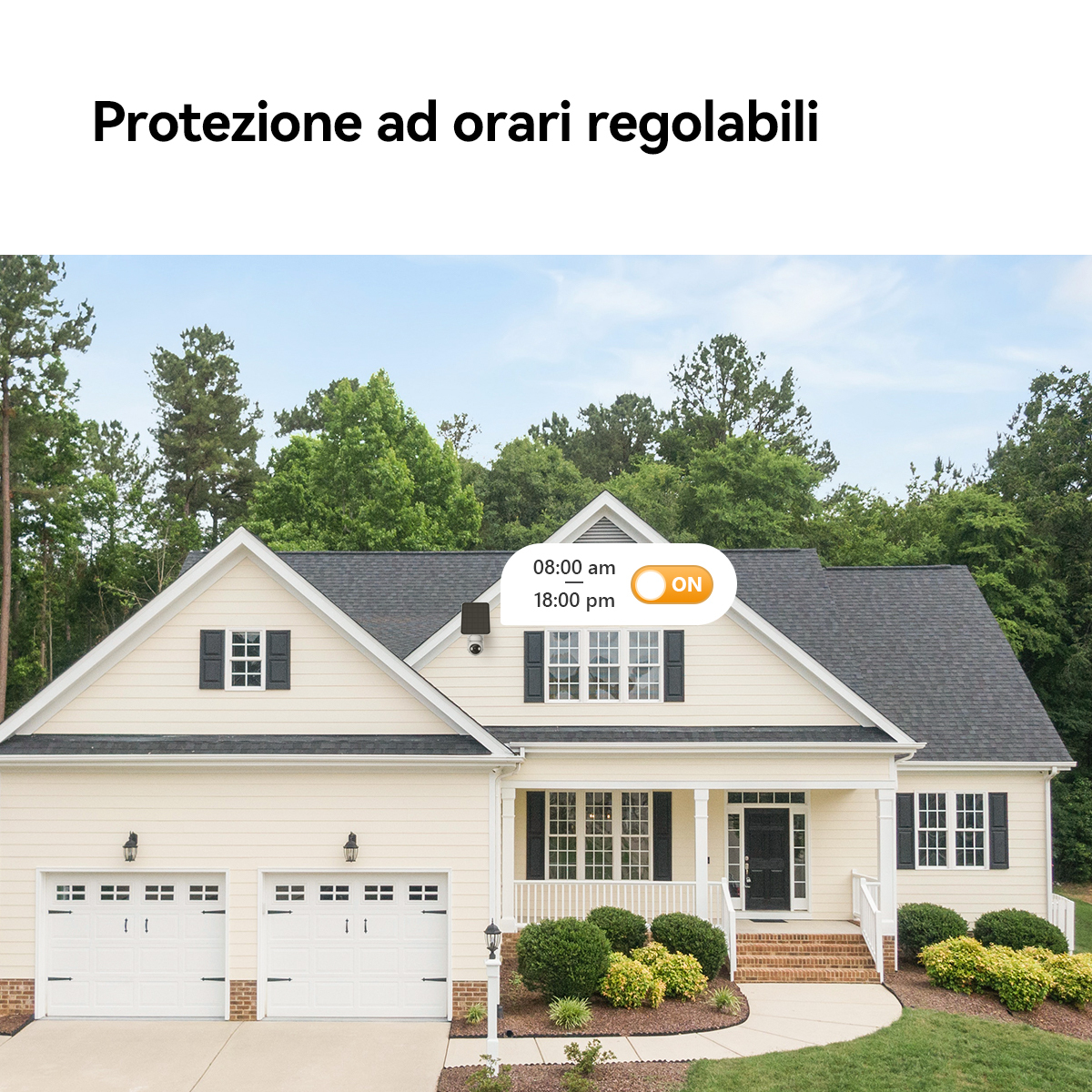 Dwupiętrowy dom z zielonym trawnikiem i drzewami. Znak mówi 'Protezione ad orari regolabili'.