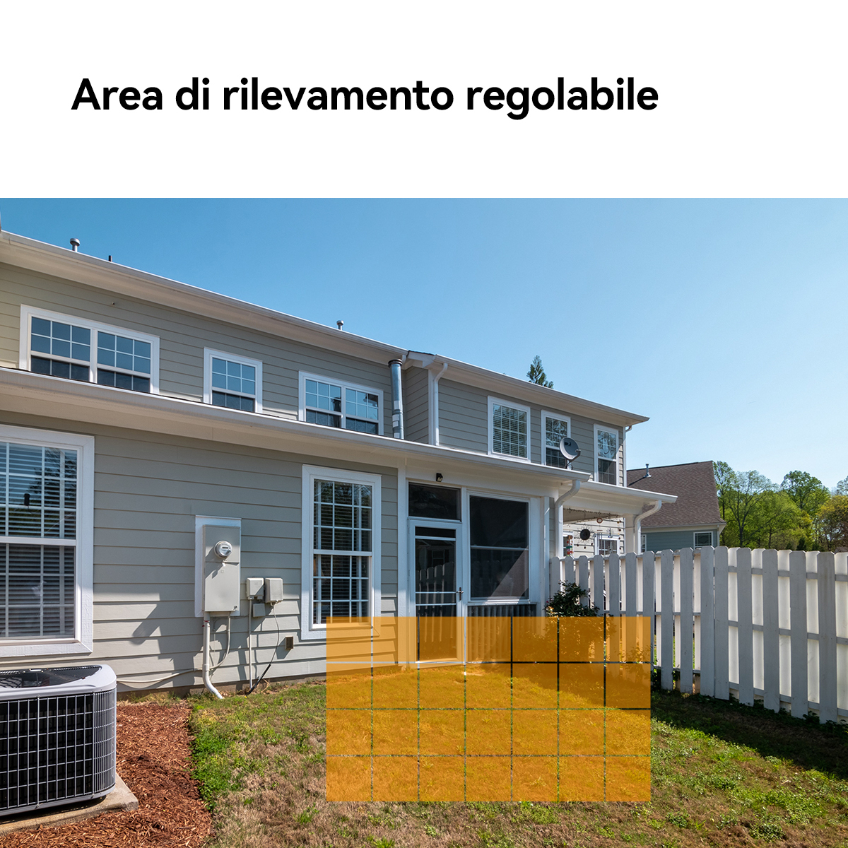 Podwórko z domem i białym płotem. Pomarańczowy obszar jest podświetlony na trawie.