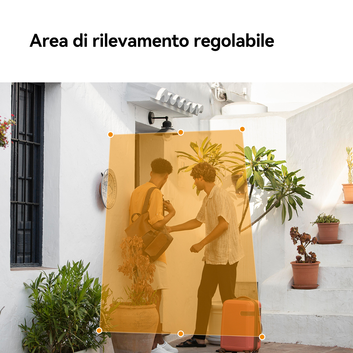 Dwóch mężczyzn stoi przed białym budynkiem. Pomarańczowy obszar wskazuje strefę detekcji.