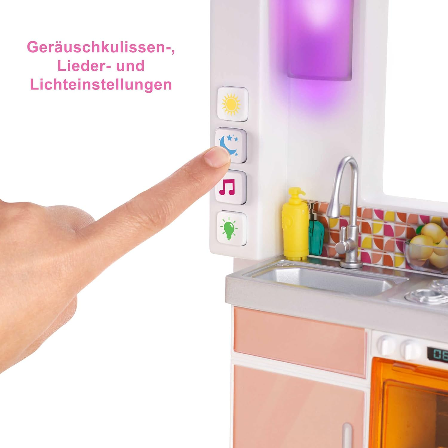 Eine Hand berührt eine Wand mit Knöpfen für Licht, Ton und ein Mondsymbol.