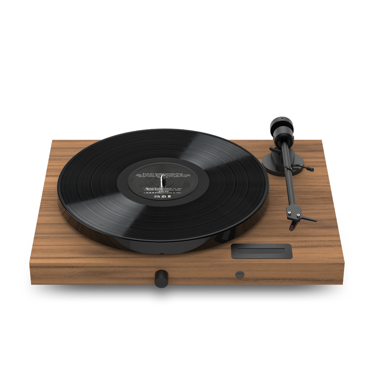 Gramofon z czarną płytą na drewnianej podstawie. Ramię czarne.