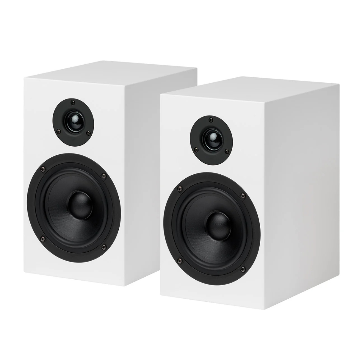 Dwa białe głośniki z czarnymi elementami głośnikowymi. Są na białym tle.