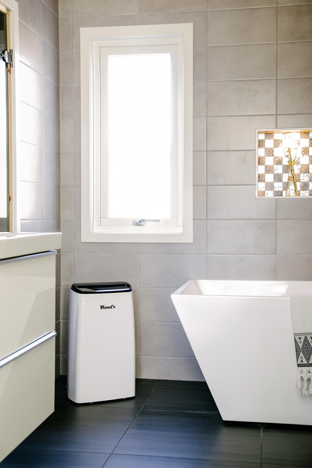 Un'etichetta energetica per un monitor. Ha una valutazione D e mostra 15 kWh/1000h.