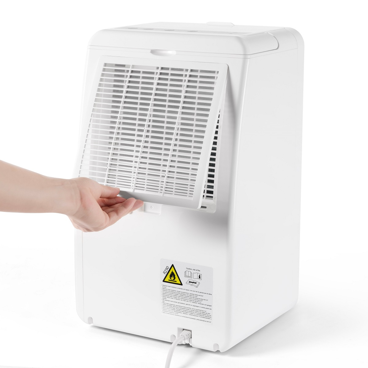 Ein weißer tragbarer Klimaanlage, eine Hand entfernt den Filter, weiße Oberfläche.