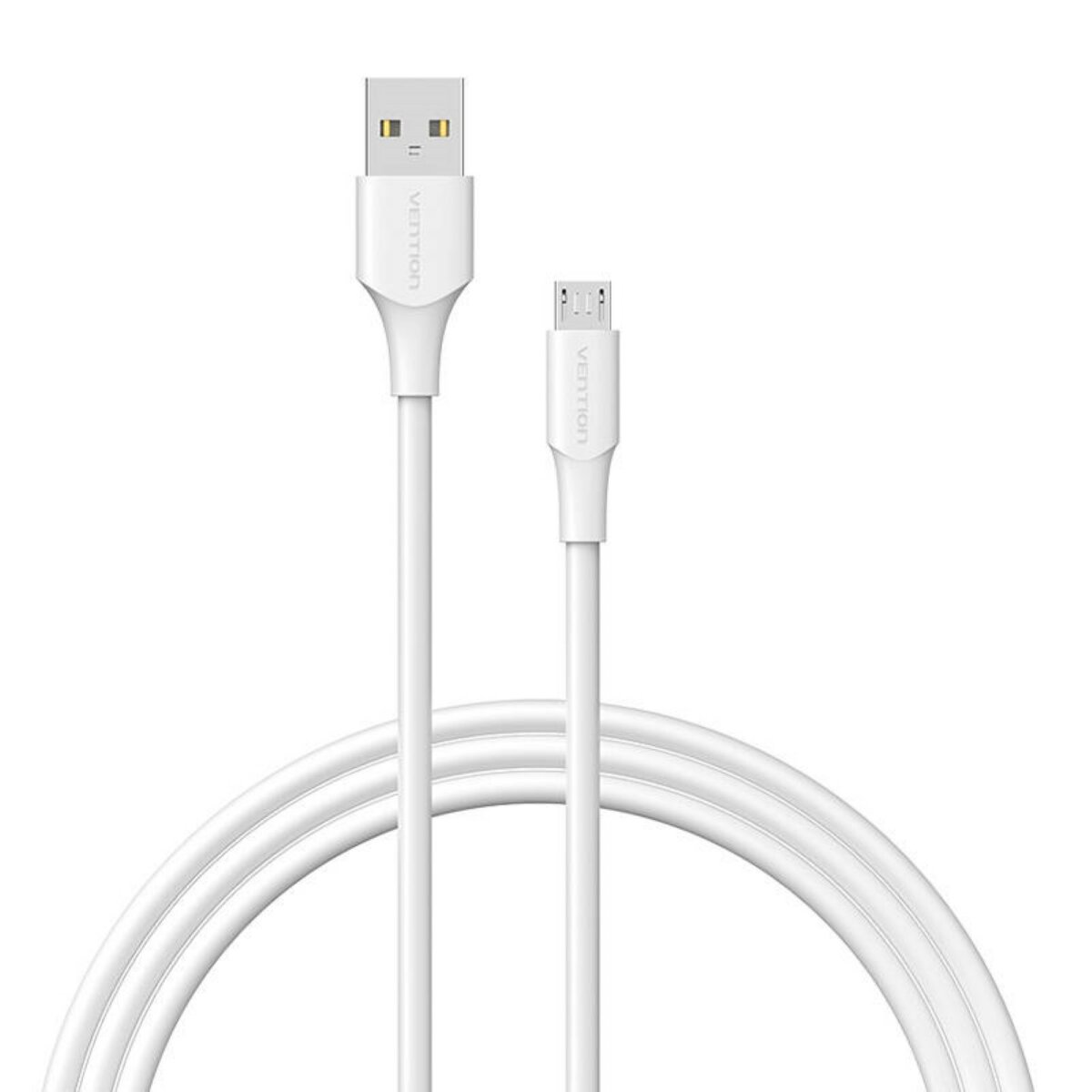 Un cable USB a micro USB blanco, enrollado, sobre un fondo blanco.