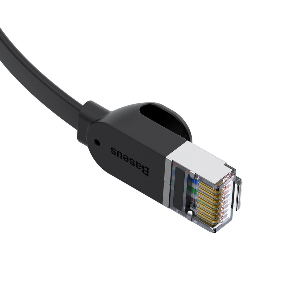 Primo piano di un cavo Ethernet nero con connettore nero. Logo Baseus visibile.