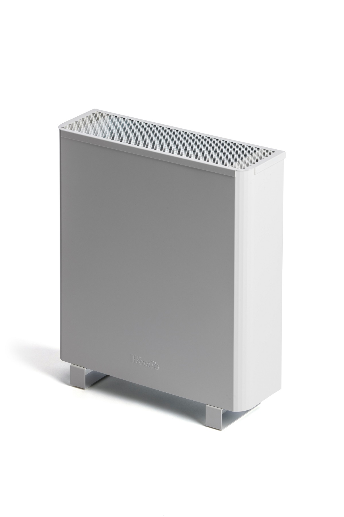 Ein grau-weißer Elektroheizer, der auf einer weißen Oberfläche steht, Studioaufnahme.