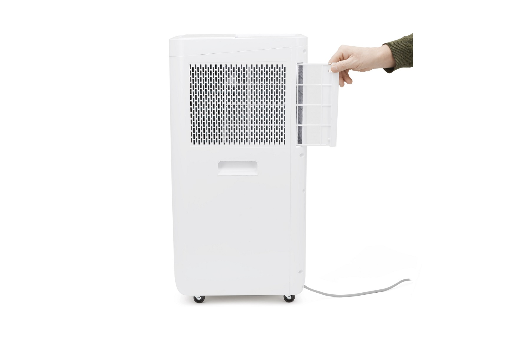 Weißer tragbarer Klimaanlage mit Filter, der von einer Hand auf weißem Hintergrund entfernt wird.