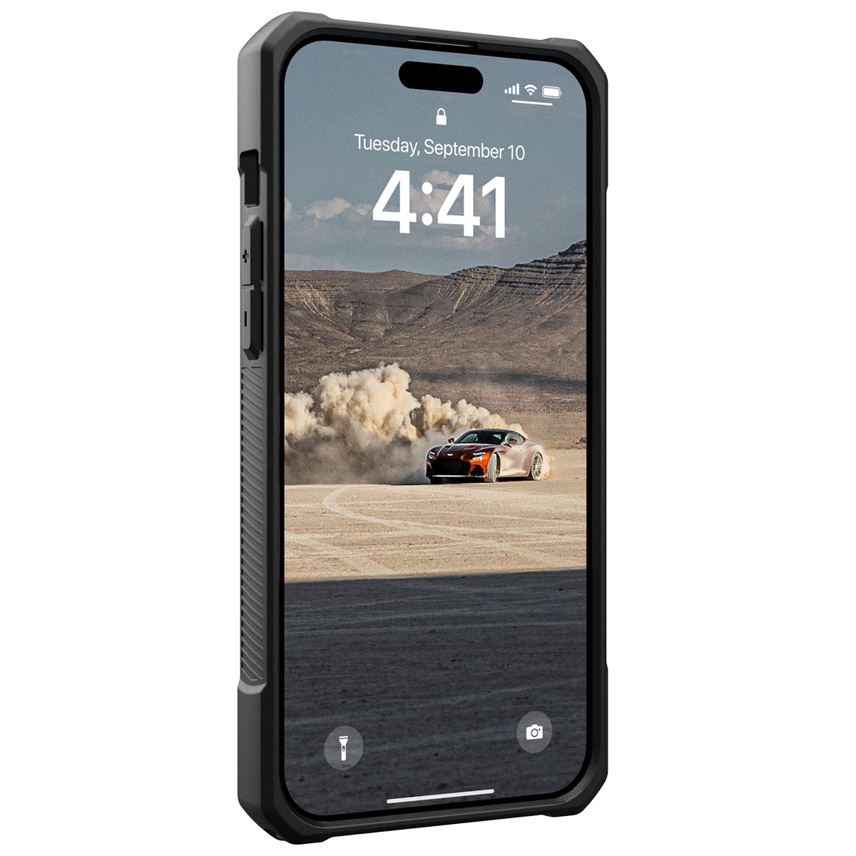 Uno smartphone in una custodia, che mostra un'auto che guida su una strada sterrata con montagne sullo sfondo. L'ora è 4:41.