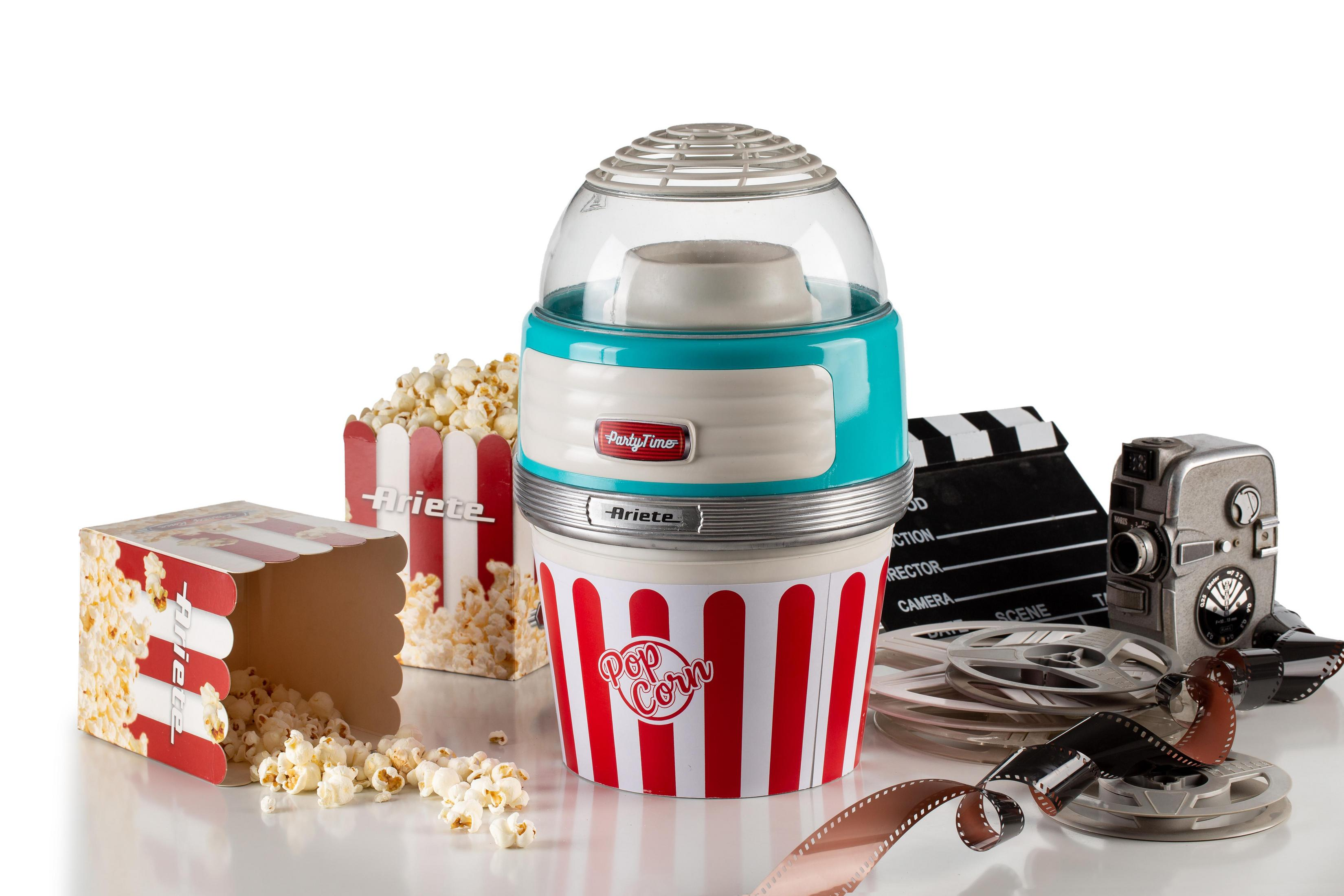 Eine Popcornmaschine mit Popcornboxen, einer Filmklappe, Filmrollen und einer alten Kamera.