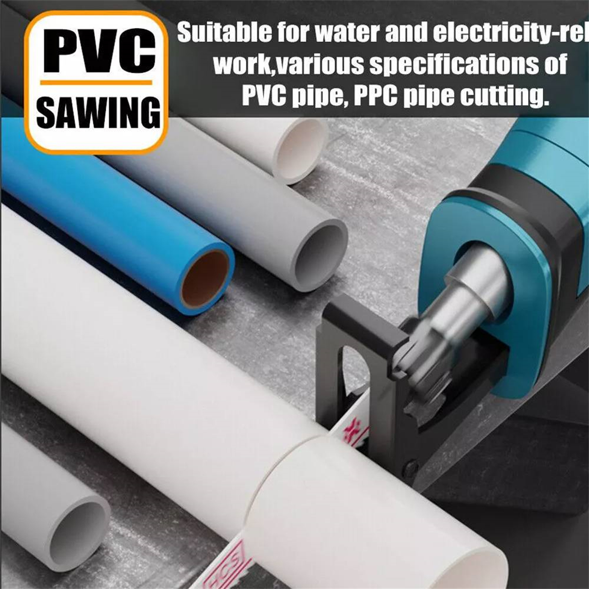 Eine Säge, die ein weißes PVC-Rohr schneidet. Andere Rohre sind im Hintergrund sichtbar, zusammen mit Text.