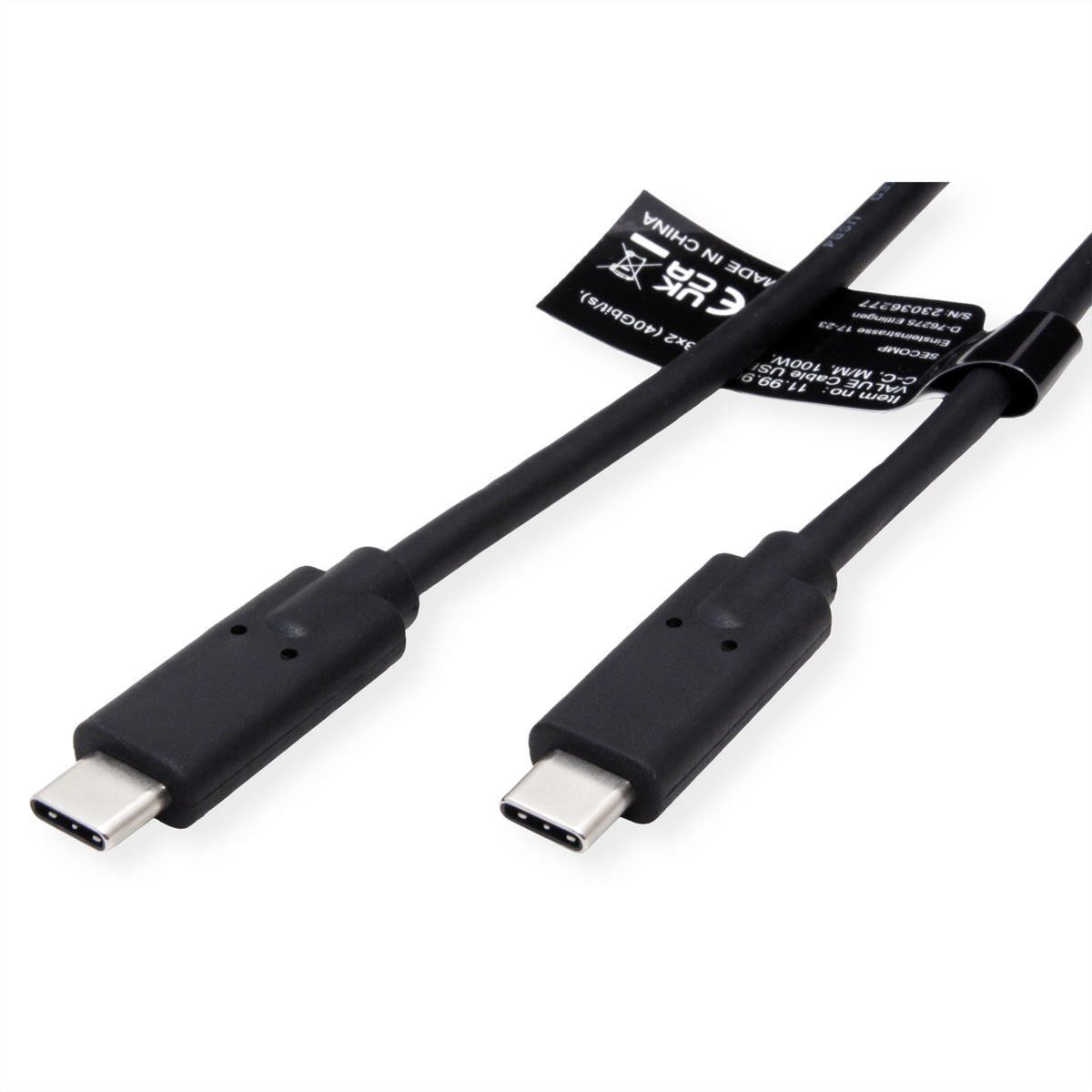 Twee zwarte USB-C-kabels. De kabel heeft een zwart label. Witte achtergrond.