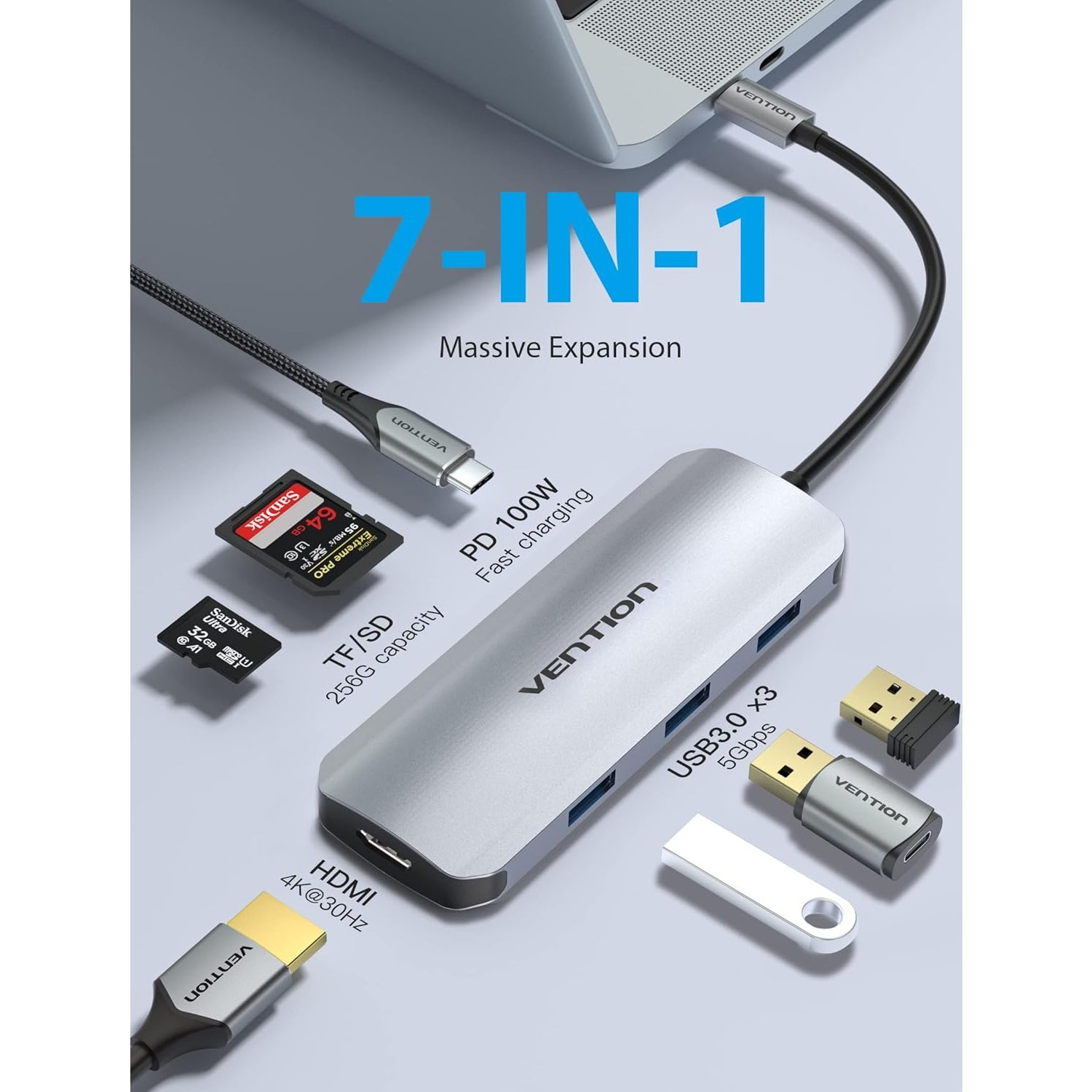 Hub argenté avec plusieurs ports : USB, SD, HDMI et USB-C connecté à un ordinateur portable.