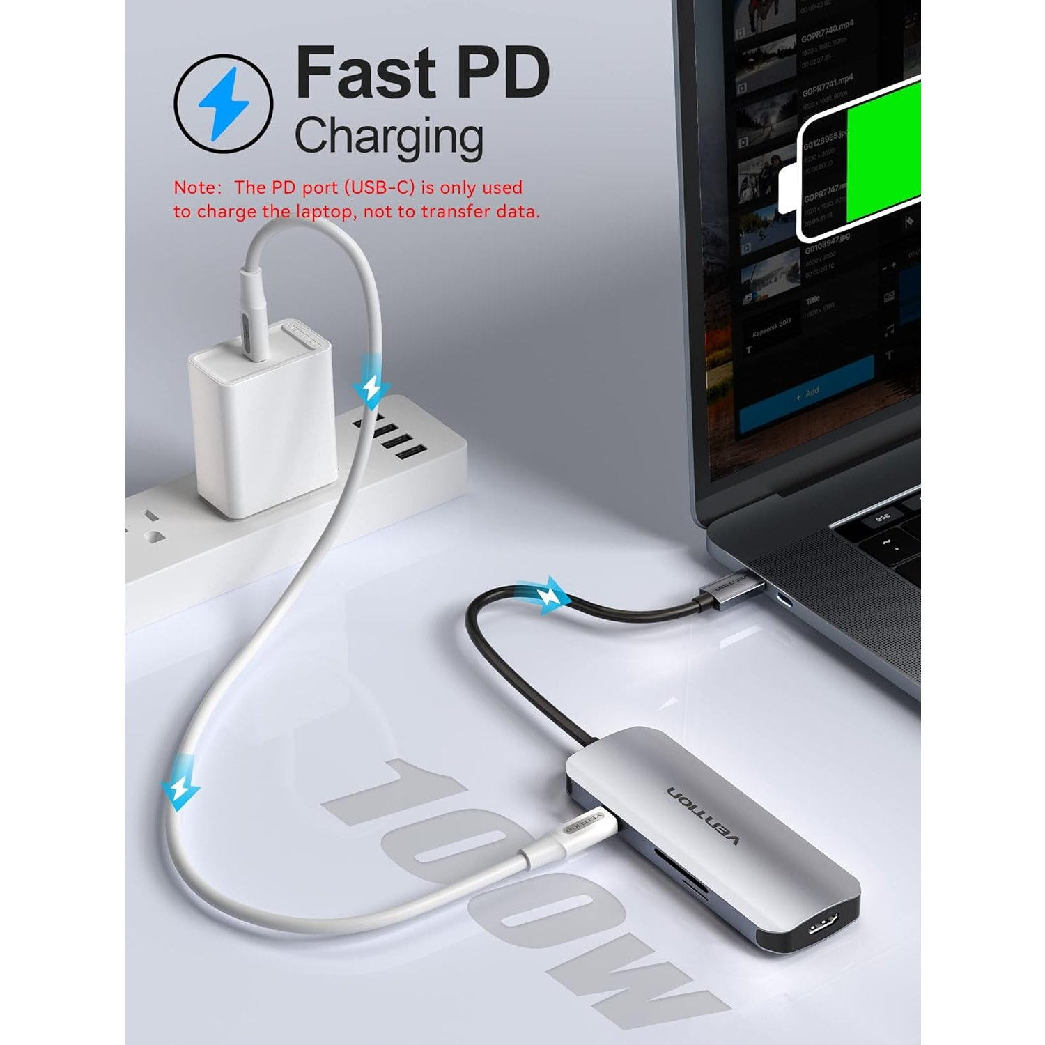 Un ordinateur portable se charge avec un chargeur PD connecté à une multiprise avec un hub argenté.