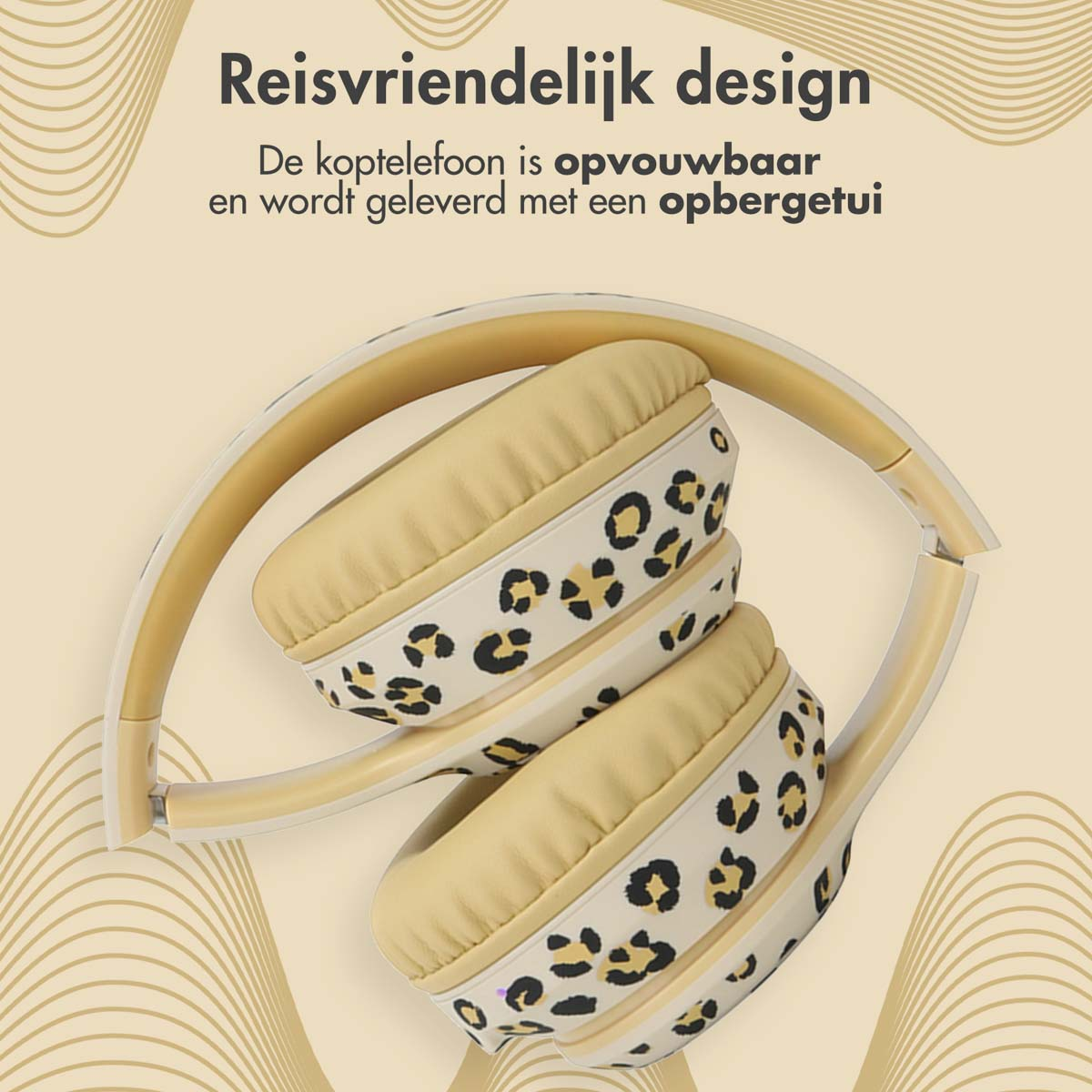 Opvouwbare koptelefoon met gele en zwarte luipaardprint oorschelpen. Beige achtergrond met lijnen.