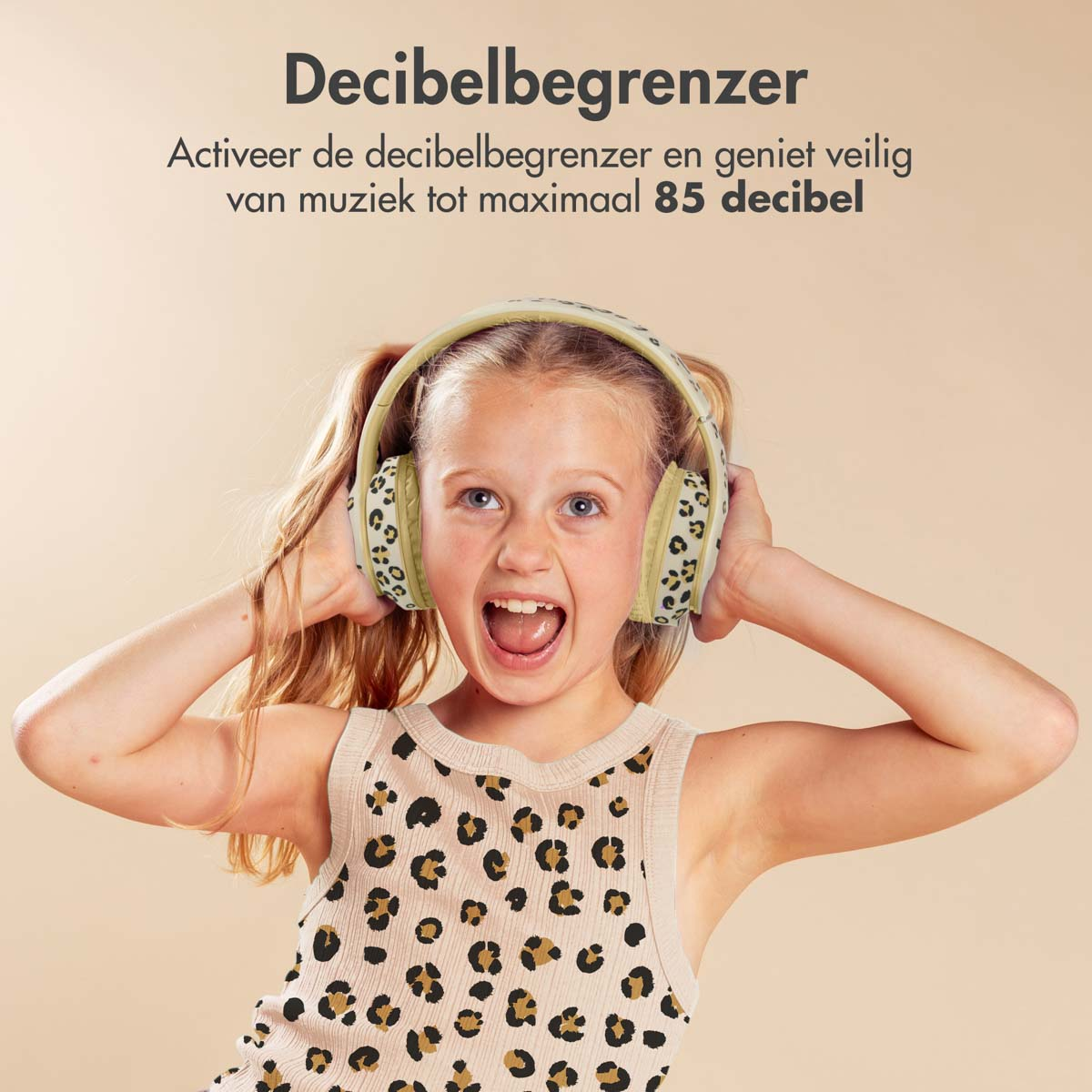 Een meisje met een koptelefoon, lachend, met tekst over decibelbegrenzers.