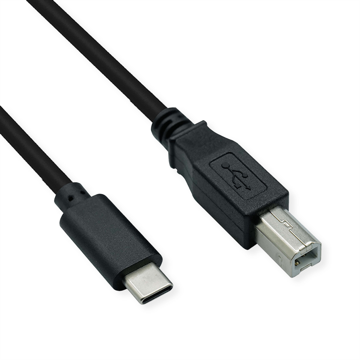 Câble USB noir avec connecteurs USB-A et USB-C. Fond blanc. Les connecteurs sont en gros plan.