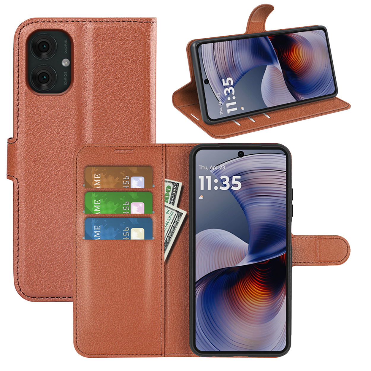 Bruine leren telefoonhoes met telefoon erin, kaarten en contant geld, op wit.