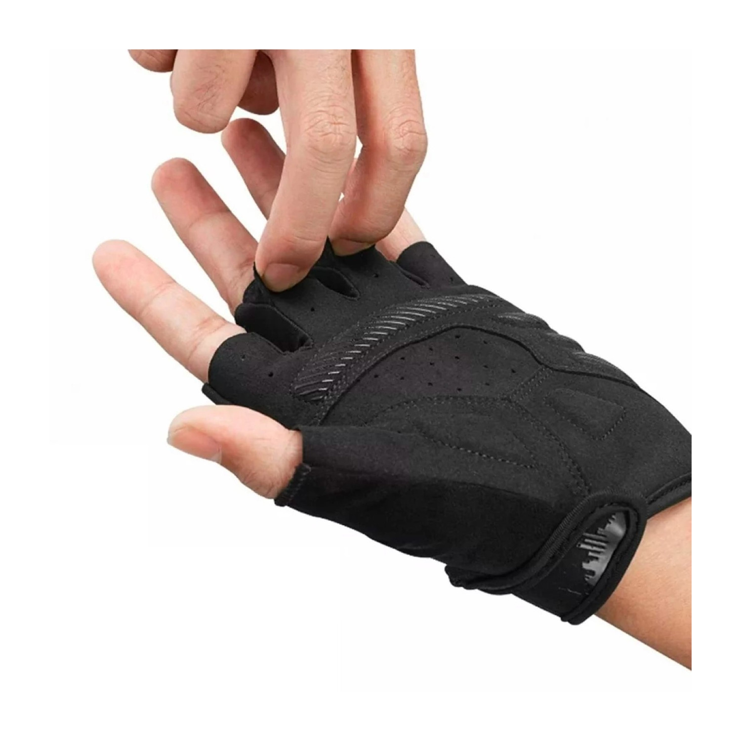 Eine Hand trägt einen schwarzen Handschuh mit Fingerlöchern und gepolsterter Handfläche. Die andere Hand ist darüber.