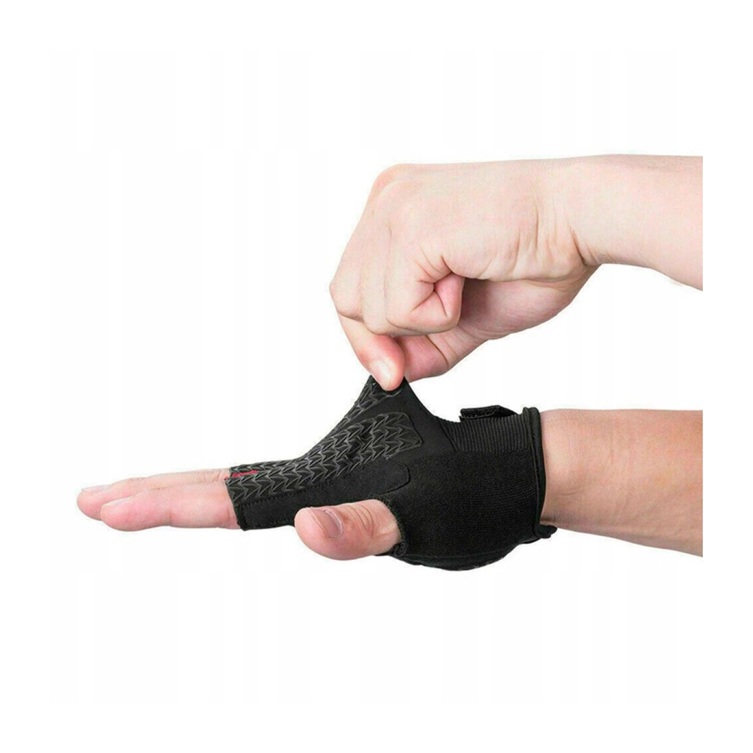 Eine Hand, die einen schwarzen, fingerlosen Handschuh trägt, wird gezogen. Der Handschuh hat einen strukturierten Griff.