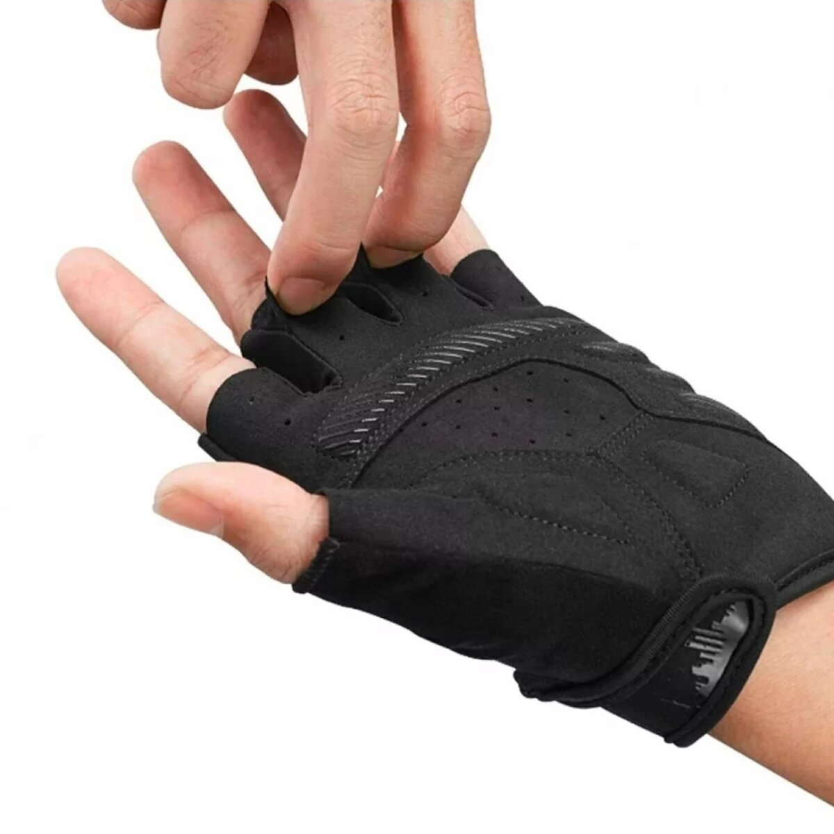 Schwarzer Fahrradhandschuh mit kurzen Fingern, an einer Hand getragen, eine andere Hand passt ihn an.