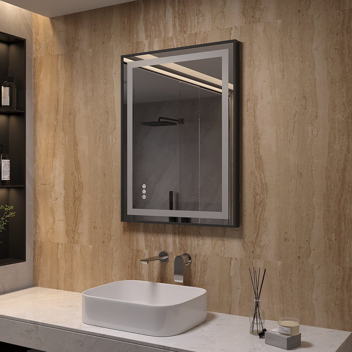 Ein moderner Badezimmerspiegel mit schwarzem Rahmen, Lichtern und Touchpanel. Darunter ein weißes Waschbecken.