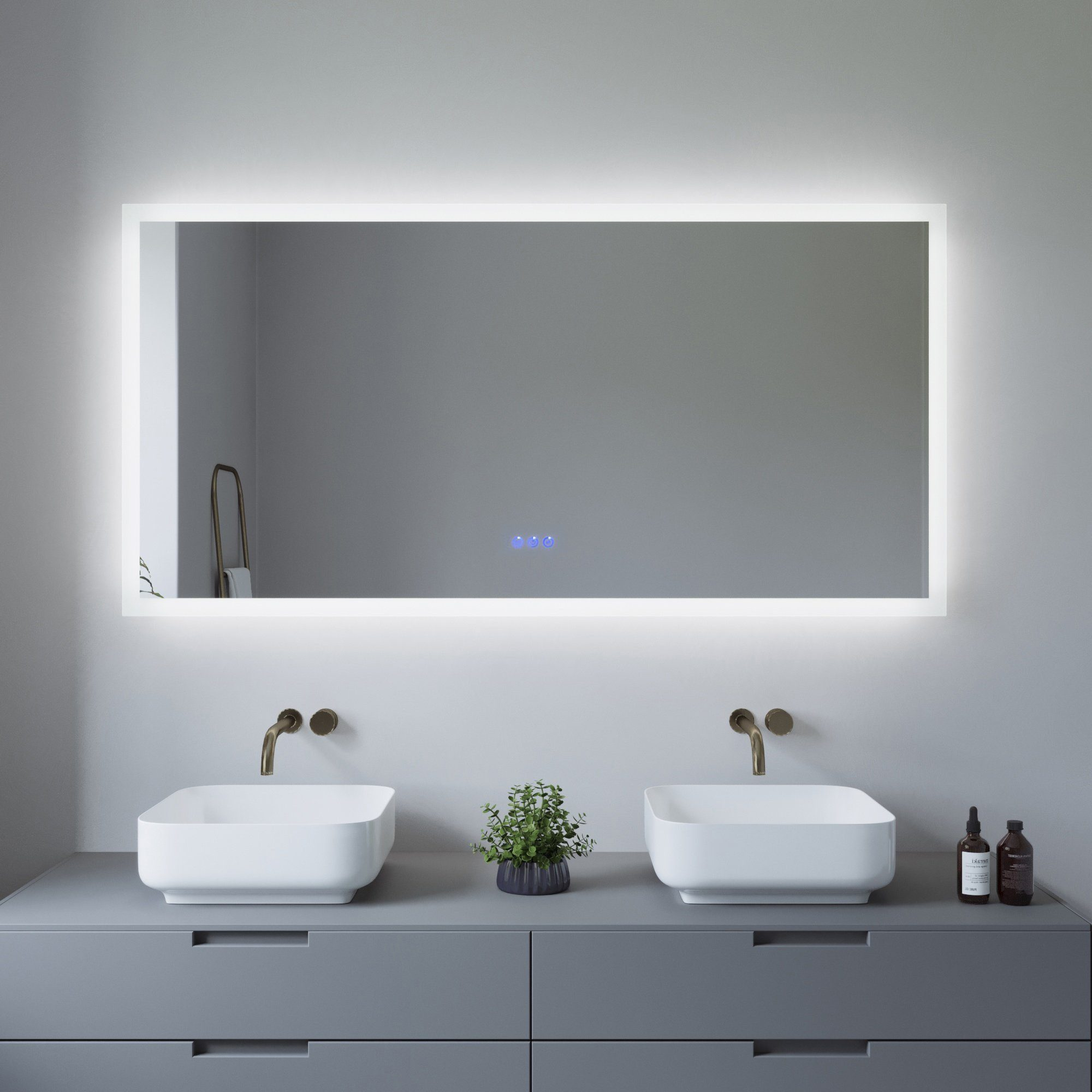 Badezimmer mit großem, rechteckigem Spiegel mit LED-Beleuchtung und zwei Waschbecken.