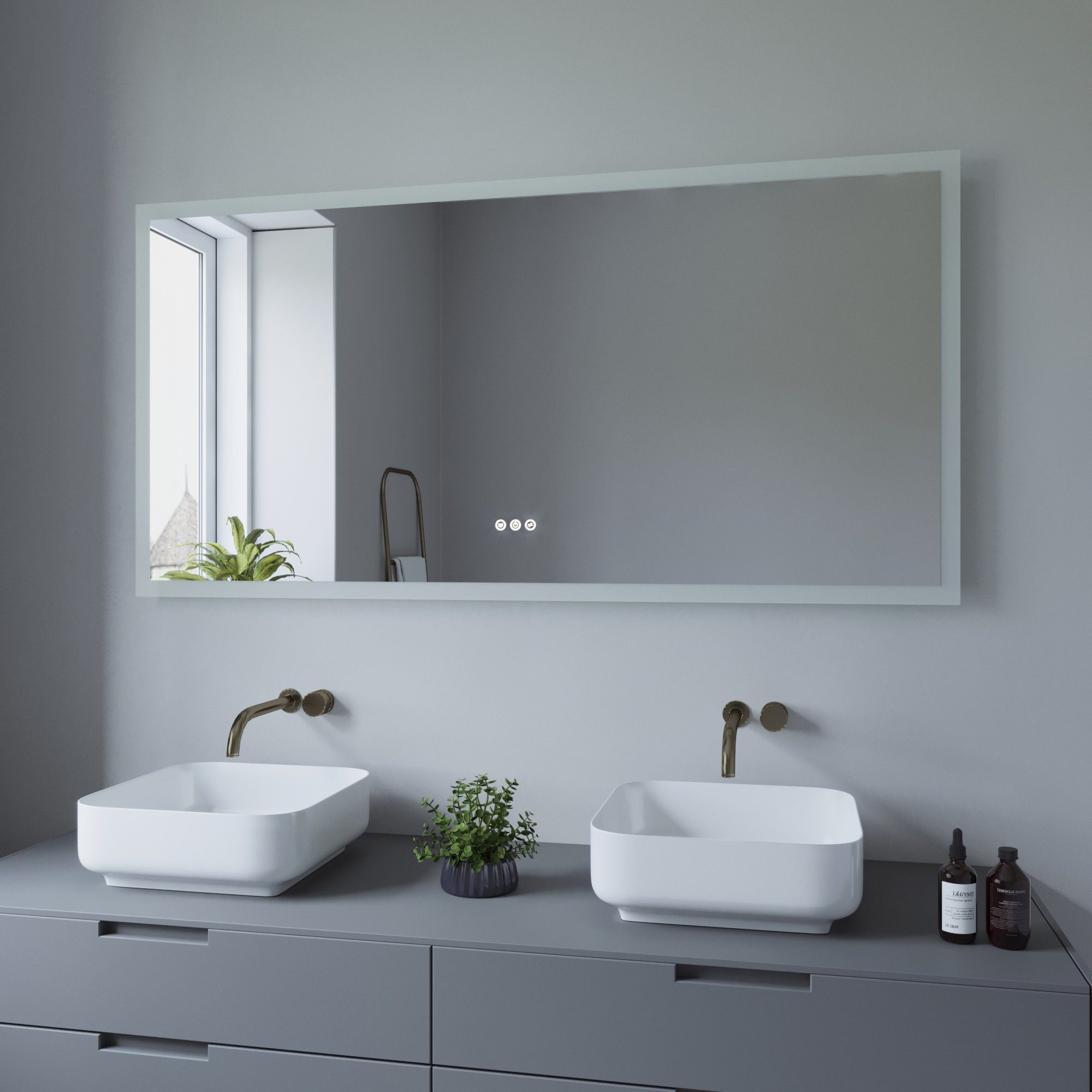 Modernes Badezimmer mit großem Spiegel, zwei Waschbecken und einer Pflanze.