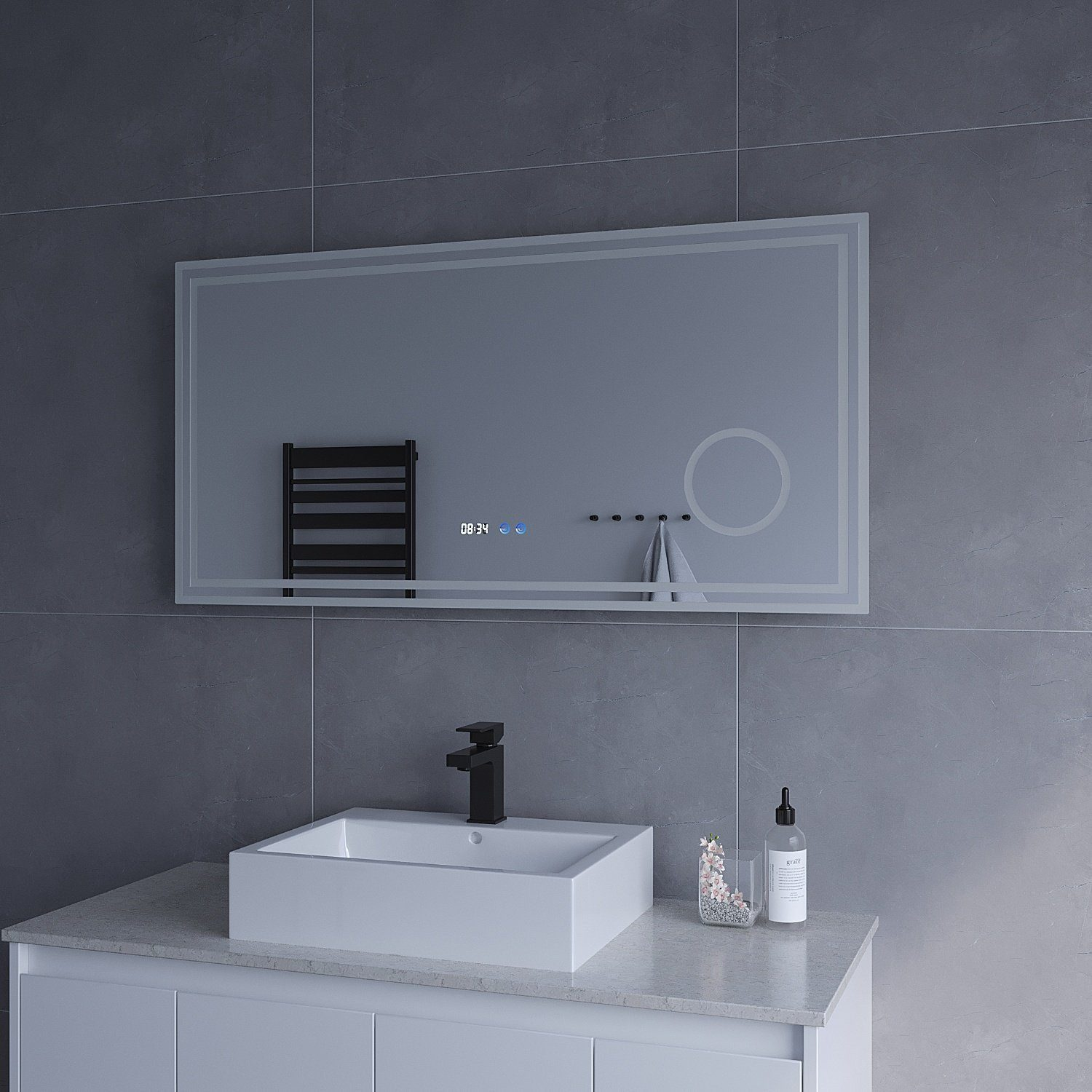 Modernes Badezimmer mit beleuchtetem Spiegel, Waschbecken, Handtuchhalter und Flasche auf der Theke.