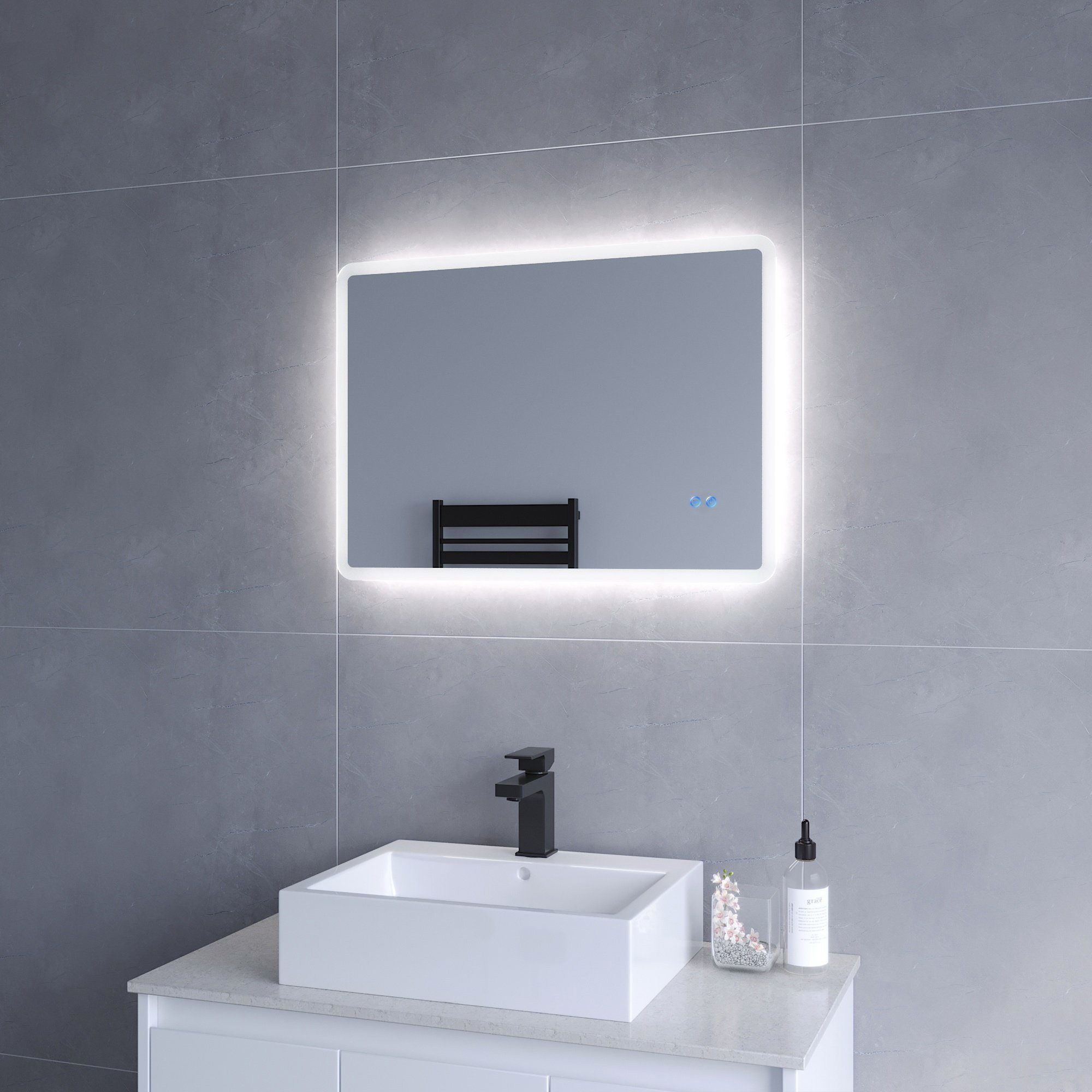 Badezimmerspiegel mit LED-Beleuchtung, darunter Waschbecken und Wasserhahn. Handtuchhalter und Seife.