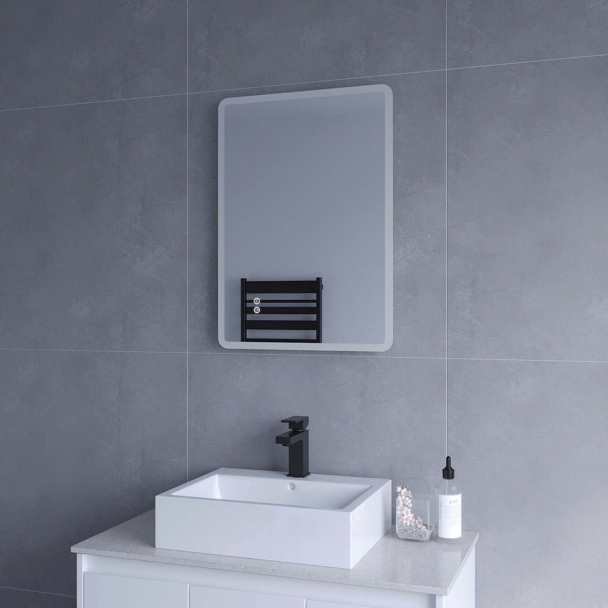 Badezimmer-Szene mit Spiegel, Waschbecken und Zubehör. Zwei Lichtoptionen werden am Spiegel gezeigt.