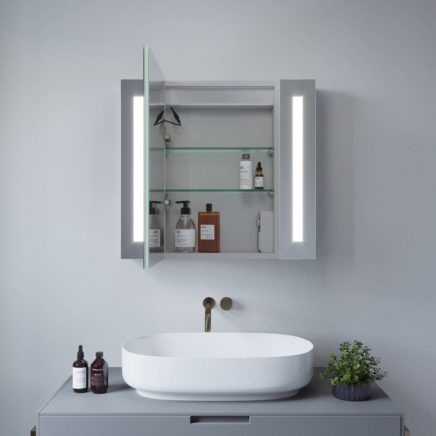 Badezimmerspiegelschrank. Geöffnete Türen zeigen Regale, Lichter und Toilettenartikel.