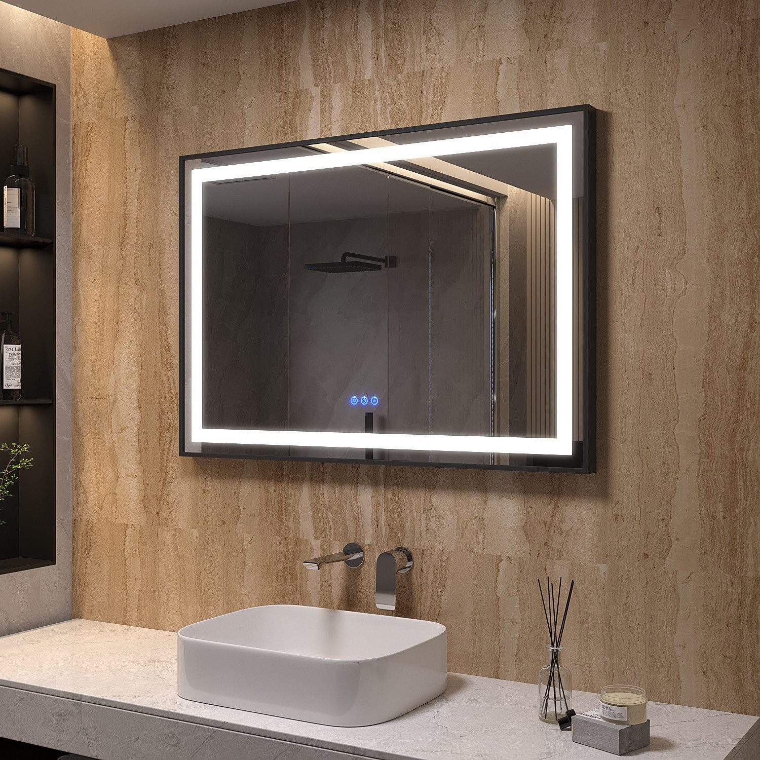 Badezimmerspiegel mit LED-Leuchten. Der Spiegel hat einen schwarzen Rahmen und befindet sich über einem Waschbecken.