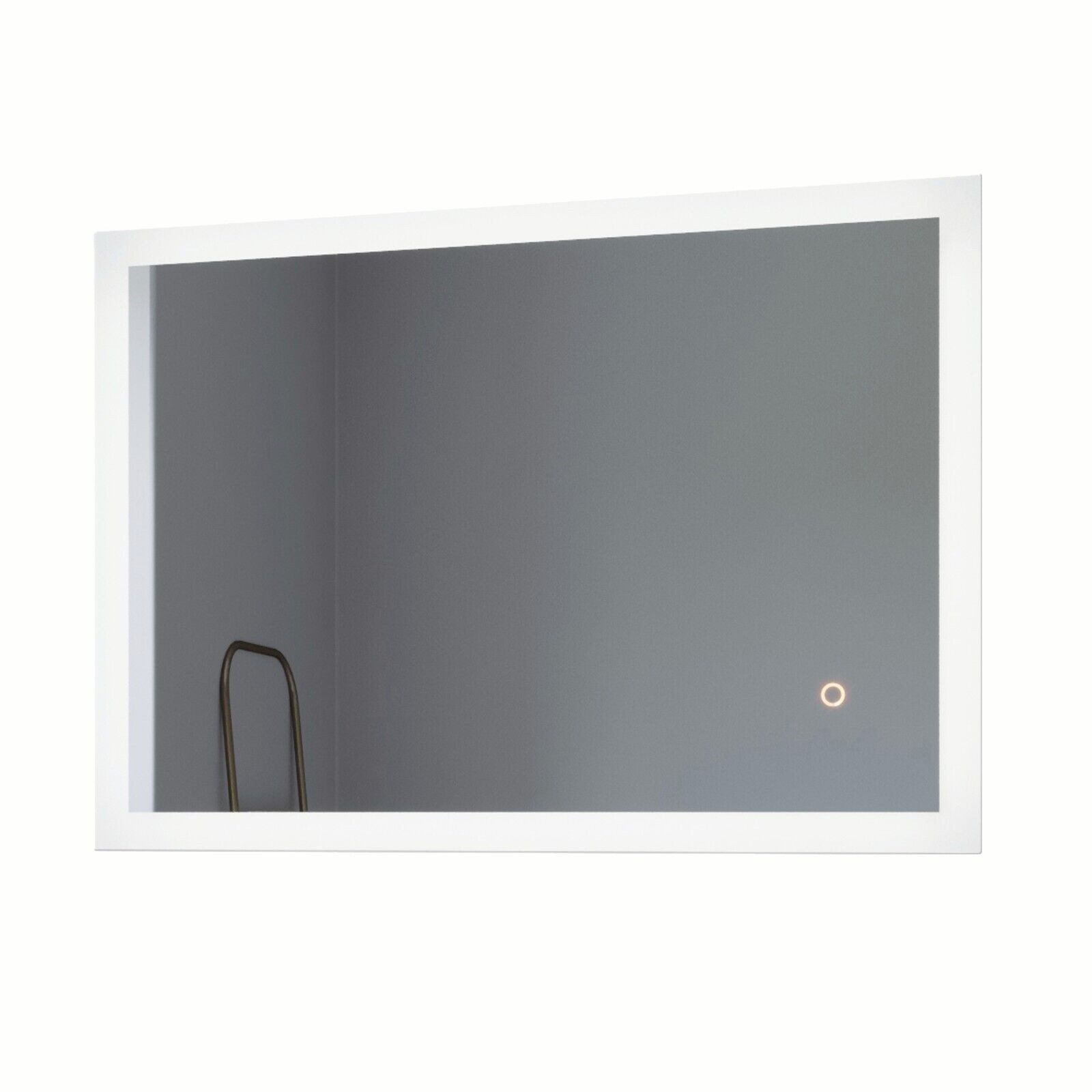 Rechteckiger Spiegel mit weißem Rahmen und LED-Leuchten. Graue Wand im Hintergrund. Ein Licht ist an.