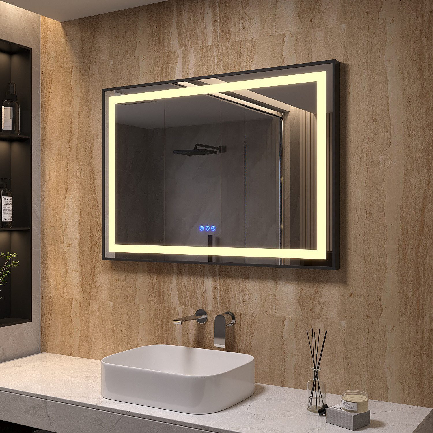 Modernes Badezimmer mit beleuchtetem Spiegel, Waschbecken und Marmorwand. Der Spiegel hat ein LED-Licht.
