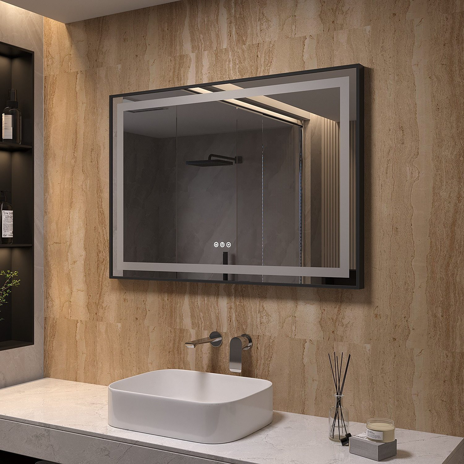Badezimmer mit Spiegel über einem Waschbecken, Duschkopf und Toilettenartikeln.