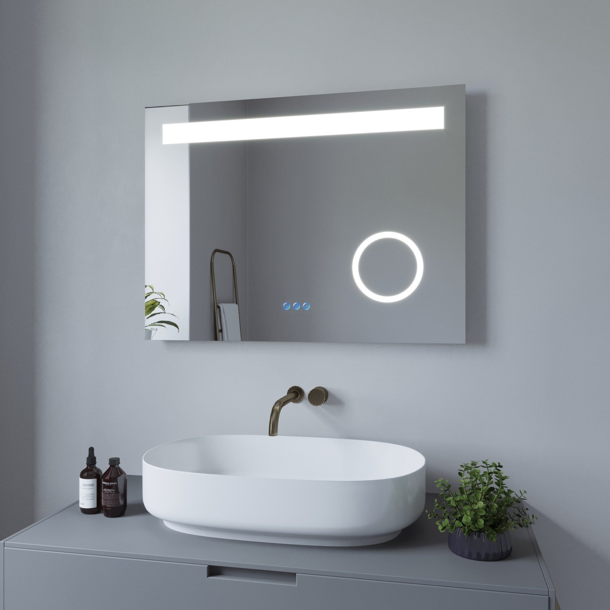 Badezimmer mit rechteckigem Spiegel, Lichtern und ovalem Waschbecken.